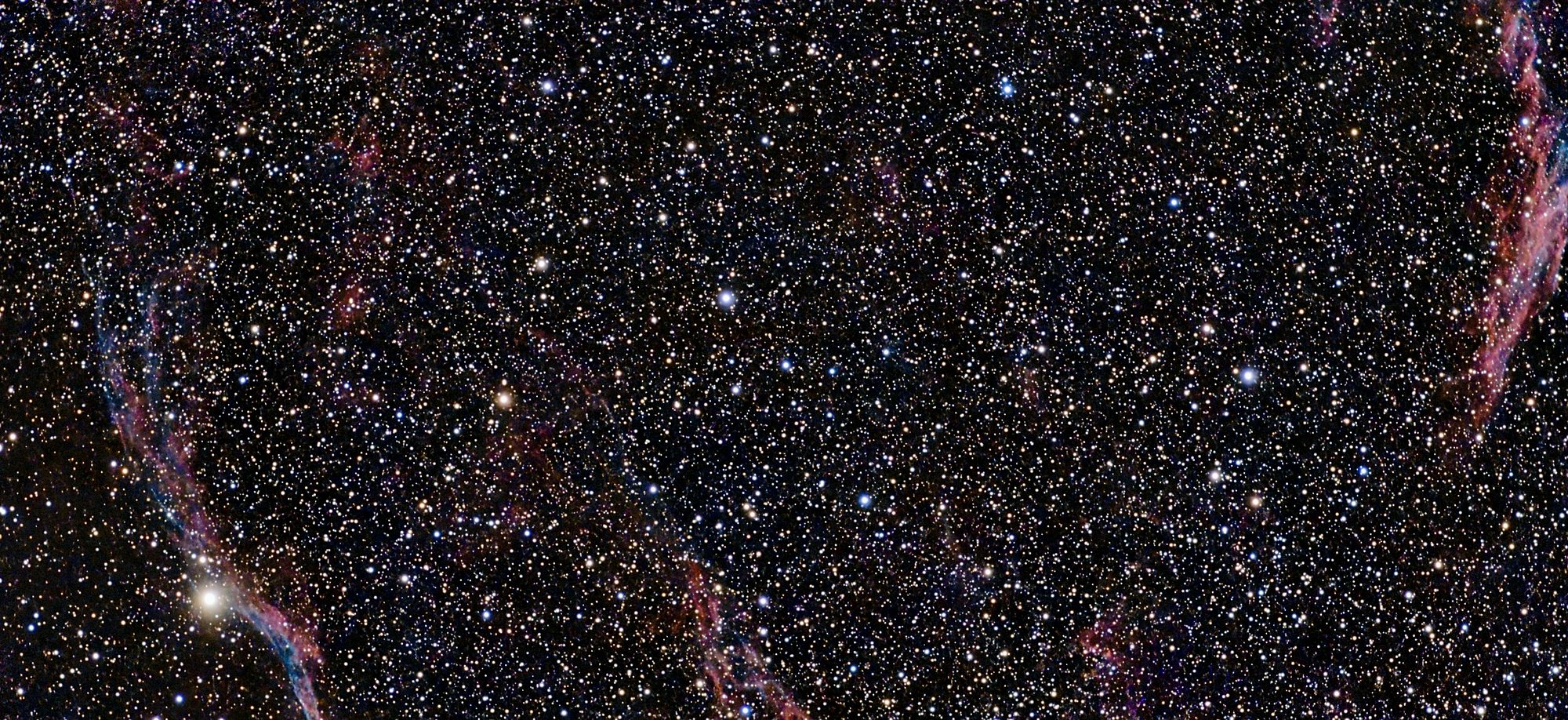Übersicht des gesamten Cygnus-Loops: links der Sturmvogel mit dem hellen Stern 52 Cygni, rechts der östliche Bogen.