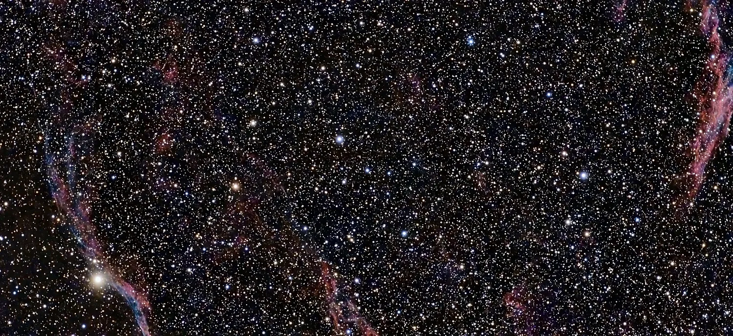 Übersicht des gesamten Cygnus-Loops: links der Sturmvogel mit dem hellen Stern 52 Cygni, rechts der östliche Bogen.