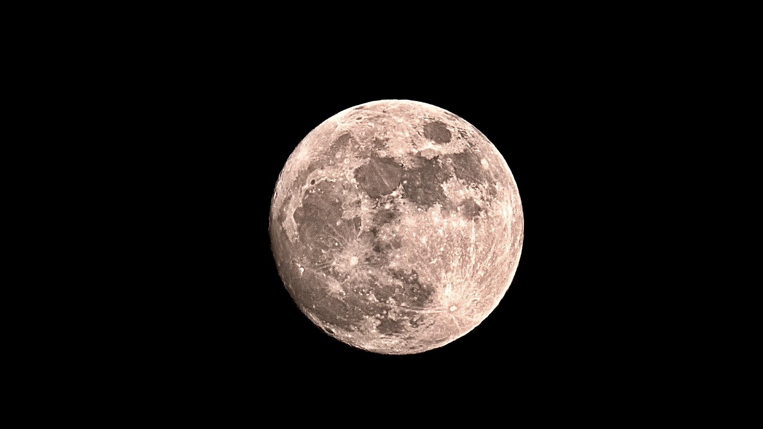 Der Vollmond mit deutlich sichtbaren Maria und hellen Strahlenkratern, aufgenommen über Lorch am Rhein.