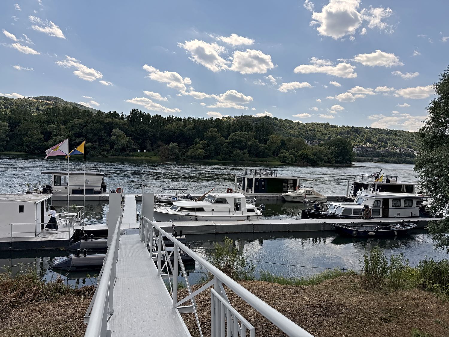 Blick über den Schwimmsteg der Marina auf die vertäuten Boote.