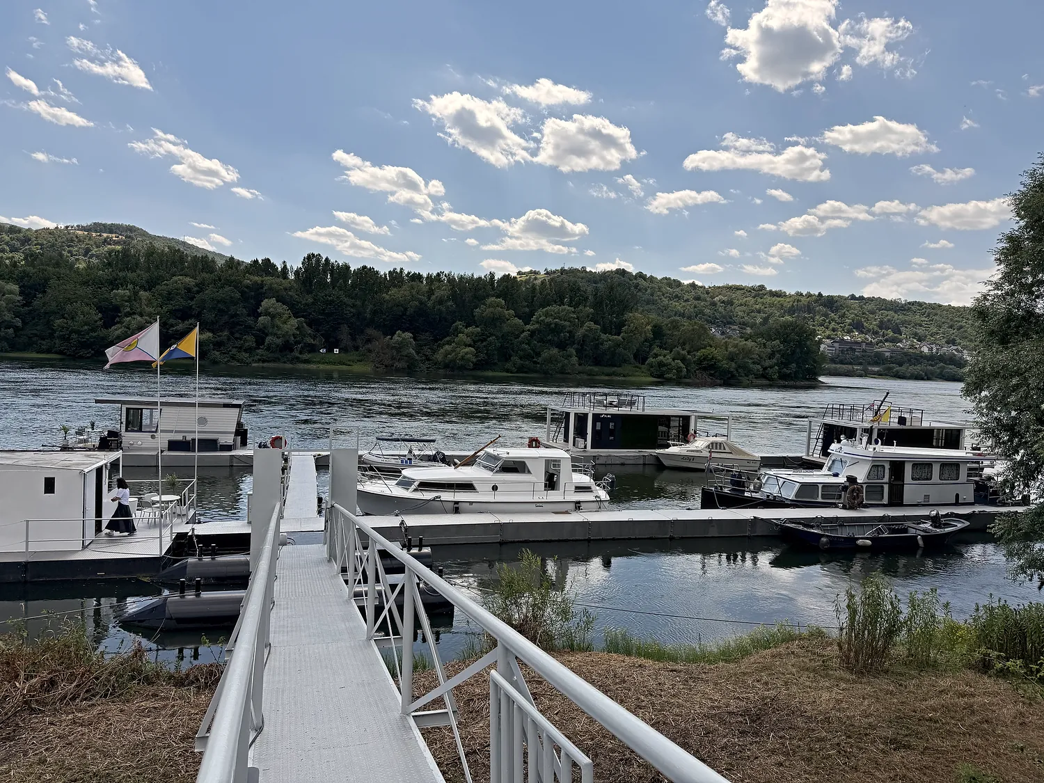 Blick über den Schwimmsteg der Marina auf die vertäuten Boote.