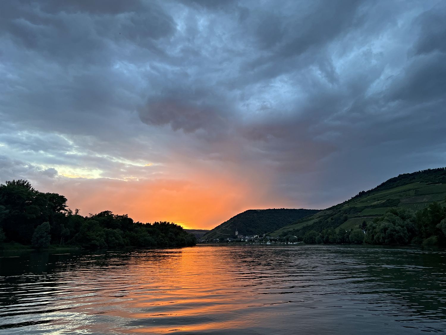 Tiefstehende Sonne über dem Rhein, das Licht liegt als Bahn auf dem Wasser.